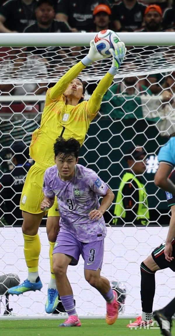 18일(현지 시간) 멕시코 과달라하라 스타디움에서 열린 2026 북중미 월드컵 조별리그 A조 대한민국과 멕시코의 경기에서 김승규가 공중볼을 놓치고 있다. 뉴시스