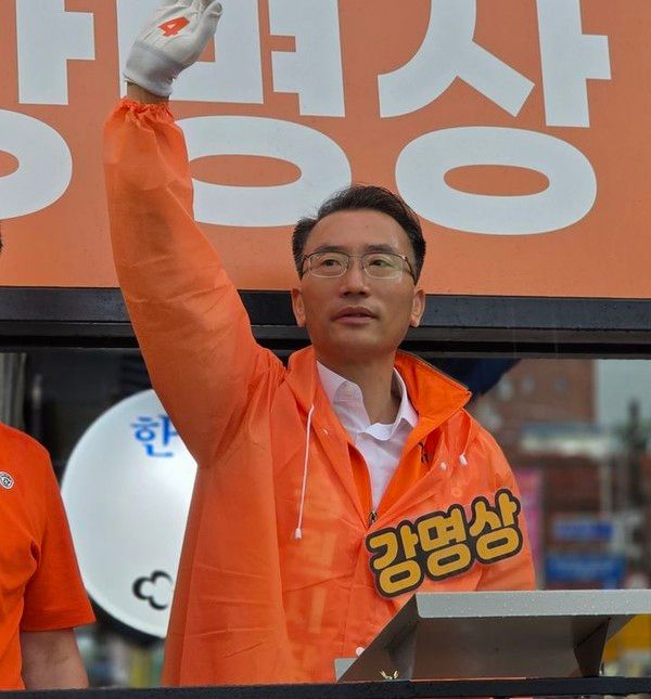 개혁신당 강명상 경남 창원시장 후보가 2일 제9회 전국동시지방선거 본투표를 하루 앞둔 2일 길거리 유세를 펼치고 있다. (사진=강명상 선대위)