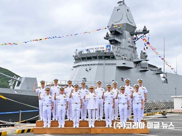 &nbsp;지난 19일 진해군항에서 열린 경북함 취역식에서 곽광섭(중장) 해군작전사령관(가운데)을 비롯한 주요 참석자들이 기념촬영을 하고 있다.&nbsp; (사진=해군)