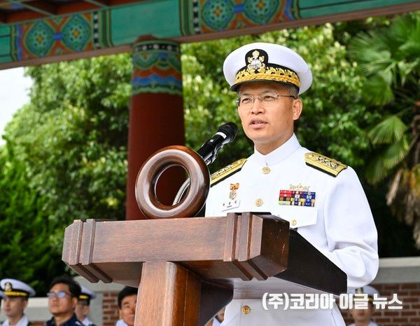 &nbsp;19일 진해군항에서 열린 경북함 취역식에서 곽광섭(중장) 해군작전사령관이 훈시하고 있다.&nbsp; (사진=해군)