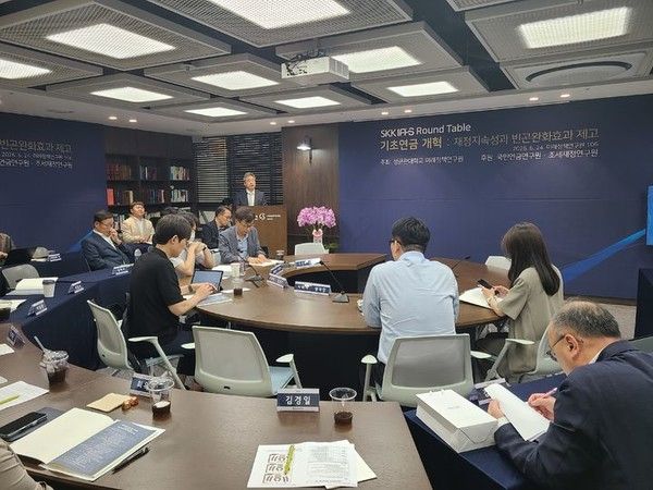 &nbsp;24일 오후 성균관대에서 미래정책연구원 기초연금 개혁 라운드 테이블이 열린 모습 .뉴시스