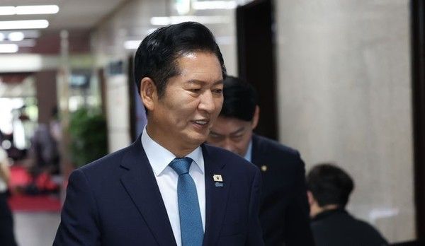 정청래 더불어민주당 대표가 24일 오전 서울 여의도 국회에서 당대표 실로 들어가고 있다. 뉴시스