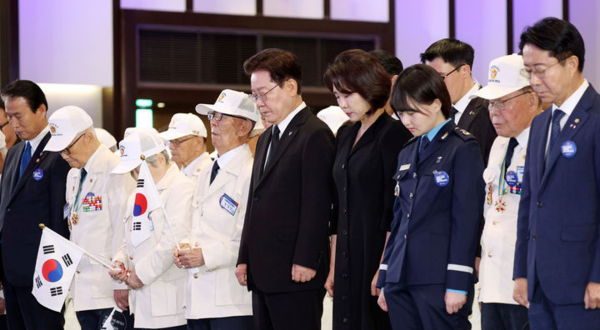 &nbsp;이재명 대통령과 김혜경 여사가 25일 경기 수원컨벤션센터에서 열린 6·25전쟁 제76주년 기념식에서 참석자들과 묵념을 하고 있다. 뉴시스