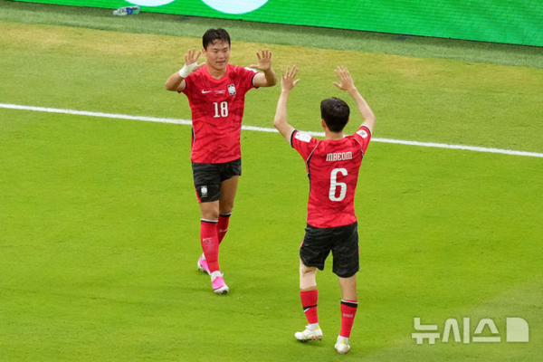오현규(왼쪽)가 11일(현지 시간) 멕시코 사포판의 과달라하라 스타디움에서 열린 2026 국제축구연맹(FIFA) 북중미 월드컵 조별리그 A조 1차전 체코와 경기 후반 35분 역전 골을 넣고 도움을 기록한 황인범과 세리머니하고 있다. 뉴시스