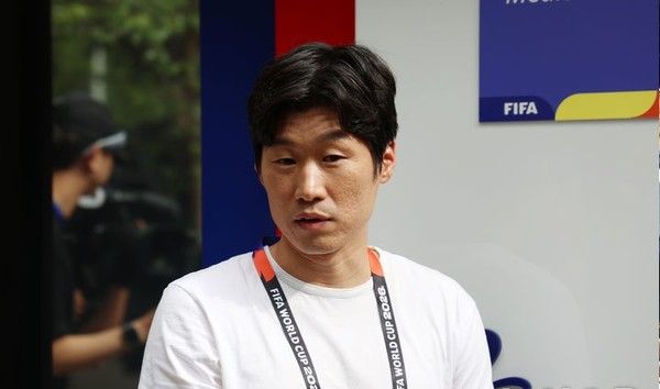 한국 축구 레전드 박지성 JTBC 해설위원이 10일(현지 시간) 체코를 상대로한 2026 국제축구연맹(FIFA) 북중미월드컵 조별리그 A조 1차전을 앞두고 멕시코 과달라하라 인근 사포판에 위치한 베이스캠프 훈련장 치바스 바예 베르데에서 취재진 질문에 답하고 있다. 뉴시스