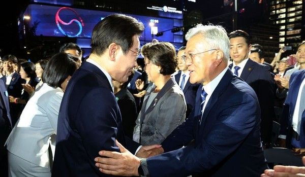 이재명 대통령이 15일 서울 세종대로 광화문광장에서 열린 제21대 대통령 국민임명식 '광복 80년, 국민주권으로 미래를 세우다' 행사에서 문재인 전 대통령과 인사하고 있다. 뉴시스