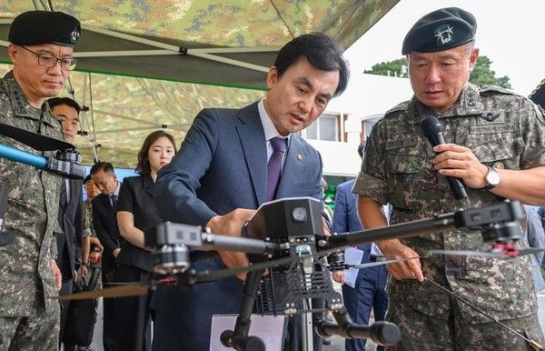 안규백 국방부 장관이 4일 육군 제36사단에서 교육용 소형드론에 대한 설명을 듣고 있다.뉴시스