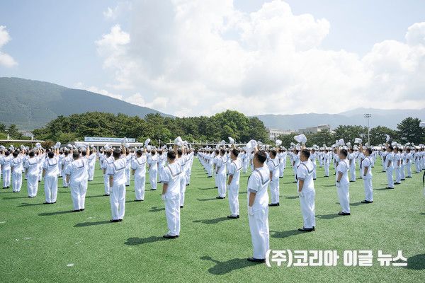 해군병 725기들이 정모를 흔들며 수료를 자축하고 있다.&nbsp; (사진=하사 윤해영)