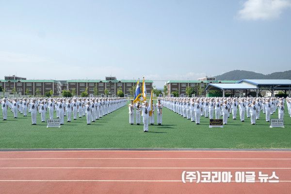 해군교육사령부는 6월 26일 오전, 기초군사교육단 연병장에서 강정호(중장) 사령관 주관으로 해군병 725기 수료식을 개최했다.&nbsp; (사진=하사 윤해영)