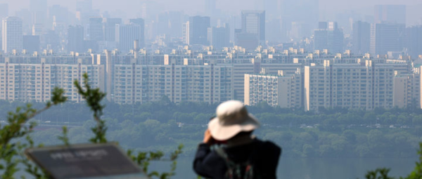 &nbsp;1일 서울 성동구 응봉산에서 강남구 압구정동 현대아파트가 보이고 있다. 뉴시스