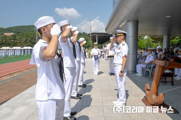 강정호(중장) 교육사령관이 우수상을 수상한 병사들에게 상장을 수여하고 있다.&nbsp;&nbsp; (사진=하사 윤해영)