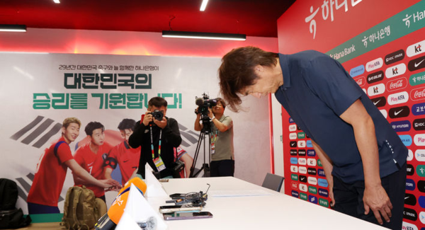 &nbsp;홍명보 축구 국가대표팀 걈독이 28일(현지 시간) 멕시코 과달라하라 인근 사포판에 위치한 베이스캠프 훈련장 치바스 바예 베르데에서 기자회견 전 인사하고 있다. 홍 감독은 이날 기자회견에서 감독직 사퇴를 선언했다.뉴시스