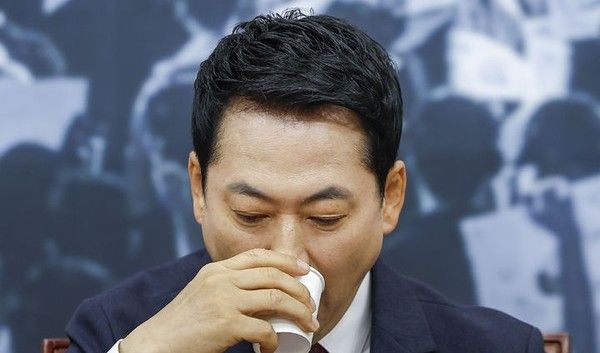 &nbsp;장동혁 국민의힘 대표가 29일 서울 여의도 국회에서 열린 최고위원회의에서 물을 마시고 있다. 뉴시스