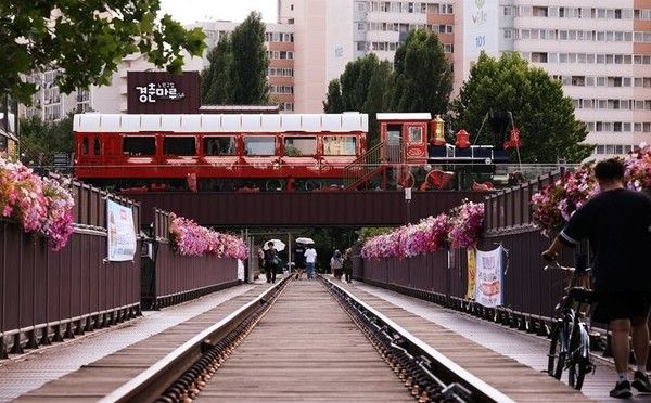 경춘철교 위에 조성된 실제 기차모형의 수변카페 '경춘마루'의 모습 . (사진=노원구)