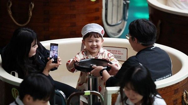 어린이날인 지난 2024년 5월 5일 오전 서울 송파구 롯데월드에서 아이들이 놀이기구를 타며 즐거운 시간을 보내고 있다. 뉴시스