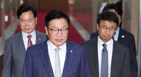 한병도(오른쪽) 더불어민주당 원내대표와 정점식 국민의힘 원내대표가 30일 오후 서울 여의도 국회에서 국회의장 주재 여야 교섭단체 원내대표 회동을 마치고 밖으로 이동하고 있다. 뉴시스
