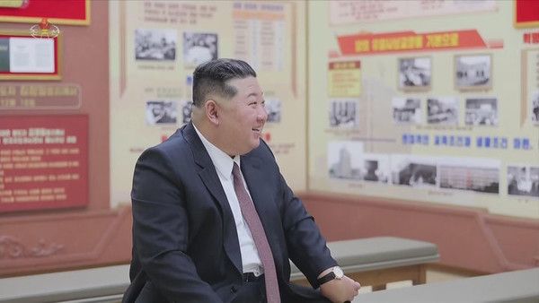 북한 조선중앙TV는 김정은 국무위원장이 지난 1일 '조선노동당 중앙간부학교' 창립 80주년을 맞아 축하 방문해 연설했다고 2일 보도했다. 뉴시스