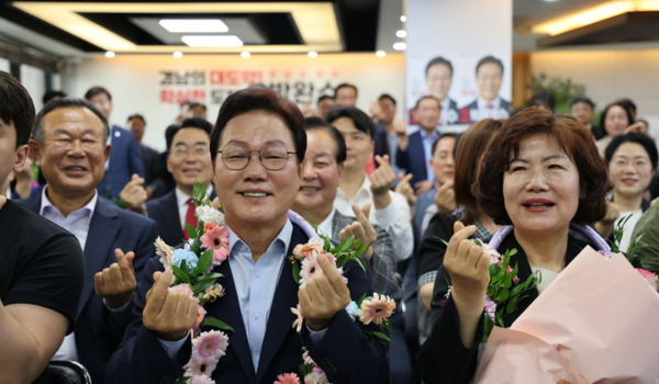 국민의힘 박완수 경남도지사 후보가 4일 오전 선거사무소에서 당선이 확정된 뒤 축하 꽃다발을 목에 걸고 지지자들에게 인사하고 있다.뉴시스