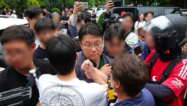 &nbsp;4일 6·3 지방선거 투표용지 부족 사태를 겪은 서울 송파구 잠실7동 제2투표소 앞에서 서울시선거관리위원회 김범진 사무처장이 부정선거를 외치는 일부 시민들에게 항의받고 있다.뉴시스