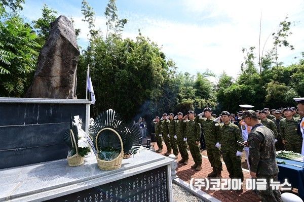 UDT/SEAL&nbsp;준사관&nbsp;및&nbsp;주임원사단이&nbsp;충혼탑&nbsp;앞에서&nbsp;순직&nbsp;전우들의&nbsp;희생정신을&nbsp;기리며&nbsp;경례하고&nbsp;있다.&nbsp; &nbsp;(사진=해군)
