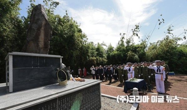 행사&nbsp;참석자들이&nbsp;충혼탑&nbsp;앞에서&nbsp;순국선열과&nbsp;호국영령,&nbsp;그리고&nbsp;순직&nbsp;UDT/SEAL&nbsp;전우들의&nbsp;넋을&nbsp;기리며&nbsp;경례하고&nbsp;있다.&nbsp;&nbsp;(사진=해군)