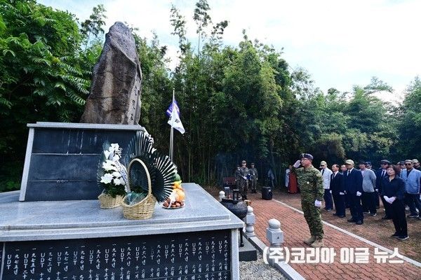해군&nbsp;특수전전단장&nbsp;박순식&nbsp;준장이&nbsp;순직&nbsp;UDT/SEAL&nbsp;전우들을&nbsp;추모하며&nbsp;충혼탑에&nbsp;경례하고&nbsp;있다.&nbsp; (사진=해군)