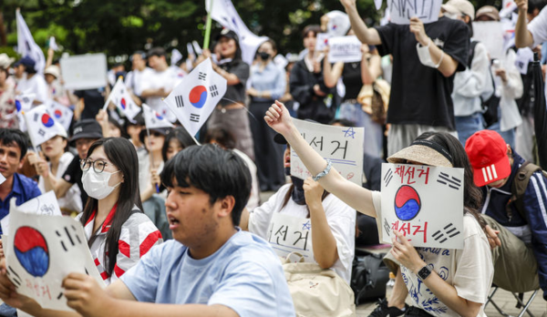 제9회 전국동시지방선거 투표용지 부족 사태에 항의하며 개표소 봉쇄 시위를 이어가는 시민들이 7일 서울 송파구 올림픽공원 핸드볼경기장에 설치된 개표소 앞에서 재선거를 요구하고 있다. 뉴시스