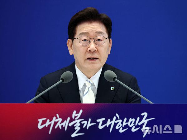 이재명 대통령이 8일 청와대 영빈관에서 열린 취임 1주년 기자회견 '대체불가 대한민국'에서 발언하고 있다.뉴시스