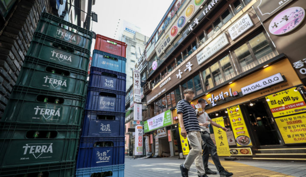 지난해 8월 18일 서울 종로구 종각 젊은의거리에 주류박스가 놓여 있다. 뉴시스