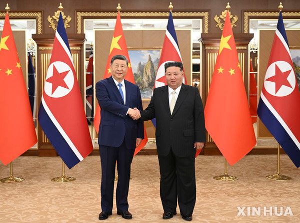 시진핑(왼쪽) 중국 국가주석이 8일 북한 평양 금수산 영빈관에서 김정은 북한 국무위원장과 정상회담에 앞서 악수하고 있다. 뉴시스