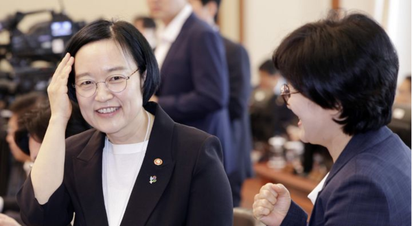 한성숙 국무총리 후보자가 30일 청와대에서 열린 국무회의 겸 비상경제점검회의에 참석해 원민경 성평등가족부 장관과 대화하고 있다. 뉴시스