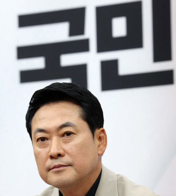 장동혁 국민의힘 대표가 9일 서울 여의도 국회에서 열린 최고위원회의에서 정점식 원내대표의 발언을 듣고 있다. 뉴시스