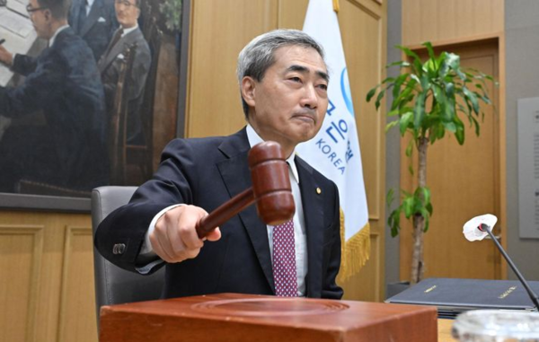 신현송 한국은행 총재가 16일 오전 서울 중구 한국은행에서 열린 금융통화위원회 본회의에 참석해 의사봉을 두드리고 있다. 뉴시스