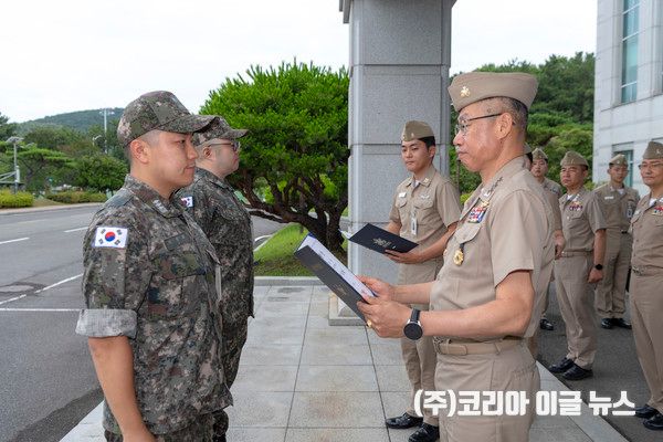 해군교육사령부는 7월 2일 오전, '26년 전반기 예비역의 현역 재임관식을 개최했다.강정호(중장) 해군교육사령관이 임관하는 장교, 부사관 대표에게 임관사령장을 수여하고 있다.&nbsp;&nbsp;(사진=중사 홍성민)