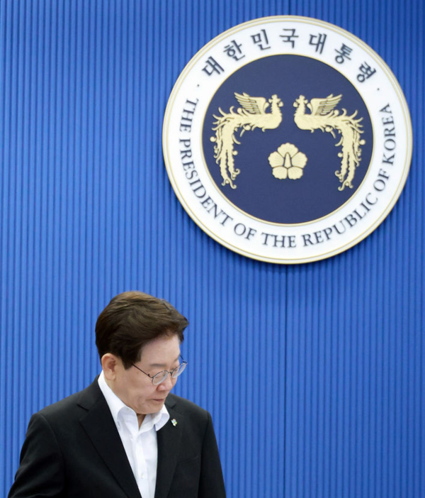 이재명 대통령이 25일 청와대에서 열린 수석보좌관회의에서 국민의례를 마친 뒤 자리로 향하고 있다.&nbsp; 뉴시스