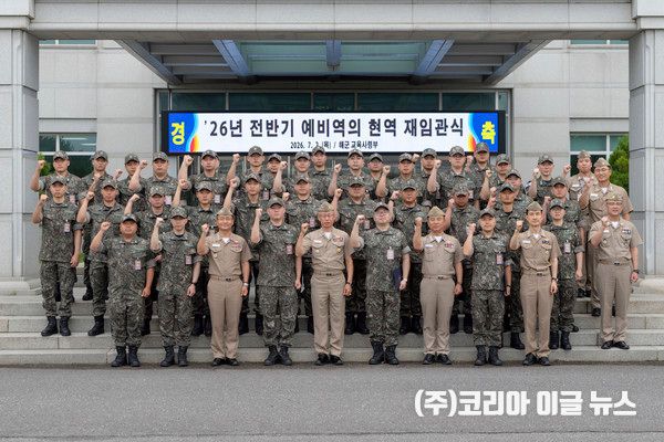 임관식을 마친 장교, 부사관들이 강정호(중장) 해군교육사령관을 비롯한 지휘관 참모들과 기념사진을 촬영하고 있다. (사진=중사 홍성민)