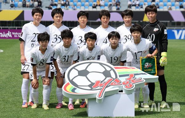 5월 23일 오후 경기 수원종합운동장에서 열린 2025~2026시즌 아시아축구연맹(AFC) 여자 챔피언스리그(AWCL) 결승전 도쿄 베르디 벨레자와 내고향여자축구단의 경기, 내고향 선수들이 경기 시작에 앞서 기념촬영 하고 있다.뉴시스