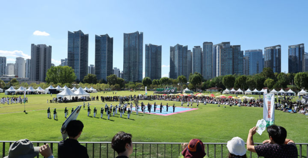 &nbsp;건군 76주년 국군의 날을 이틀 앞둔 29일 서울 용산구 용산어린이정원에서 열린 '군 문화 페스타'를 찾은 시민들이 의장대 시범을 관람하고 있다. 뉴시스
