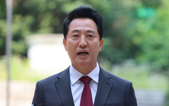 &nbsp;사진은 오 시장이 지난달 10일 서울 서초구 서울중앙지법에서 열린&nbsp; '명태균 여론조사 의혹' 사건 1심 속행 공판에 출석하며 발언하는 모습. 뉴시스