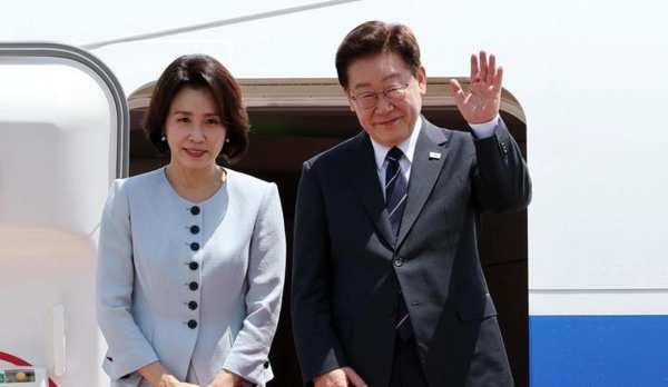 AI서밋 참석차 샌프란시스코를 방문하는 이재명 대통령과 김혜경 여사가 24일 경기 성남 서울공항에서 공군 1호기에 올라 인사하고 있다. 뉴시스