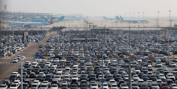 인천국제공항 제2여객터미널 장기주차장에 주차 차량으로 가득 차있다.뉴시스