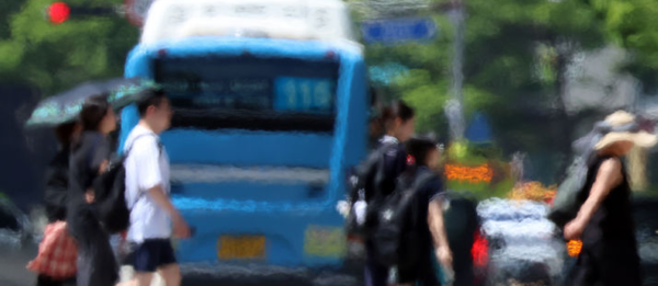 절기상 가장 덥다는 대서(大暑)를 하루 앞둔 22일 해운대구의 한 도로에 지열로 인한 아지랑이가 피어오르고 있다. 뉴시스