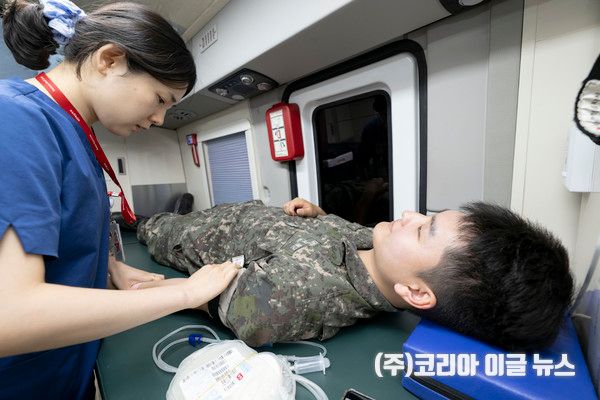 해군교육사령부는 7월 28일부터 29일까지 대한적십자사 경남혈액원과 협조하여 부대 내에서 '사랑의 헌혈운동'을 실시했다.해군교육사 장병들이 사랑의 헌혈운동에 팔을 걷고 적극 동참하고 있다.&nbsp; (사진=중사 홍성민)