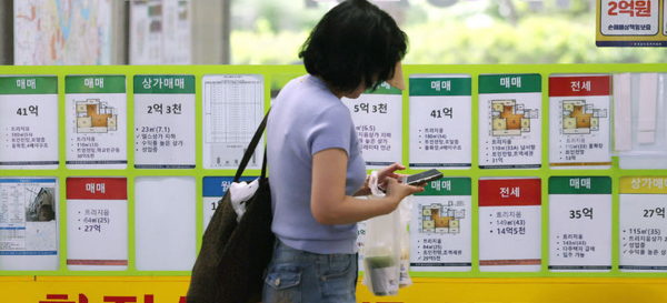 서울 아파트 매매가격과 전셋값이 나란히 상승세를 보인 25일 서울 송파구의 한 공인중개사무소에 아파트 매물 안내문이 붙어 있다.뉴시스