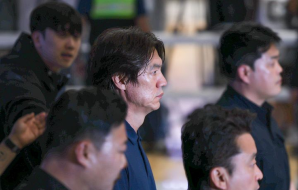 &nbsp;2026 북중미 월드컵 조별리그에서 탈락한 홍명보 전 대한민국 축구 국가대표팀 감독이 30일 인천국제공항 제2터미널을 통해 귀국하고 있다. 뉴시스