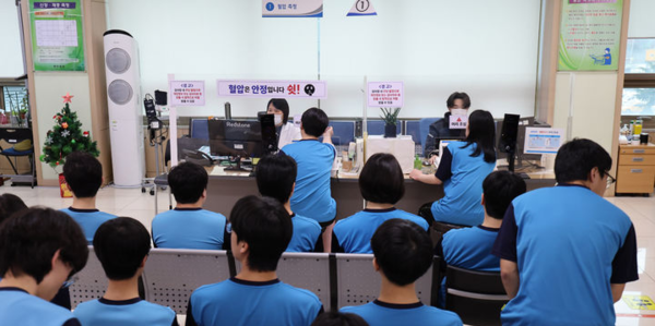 &nbsp;2026년도 첫 병역판정검사가 실시된 15일 오전 인천 미추홀구 인천병무지청에서 검사 대상자들이 신체검사를 받고 있다. 뉴시스