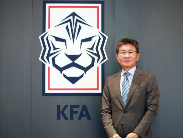 정몽규 대한축구협회 회장이 지난 3일 서울 종로구 축구회관 집무실에서 뉴시스와 인터뷰에 앞서 포즈를 취하고 있다.&nbsp; 뉴시스