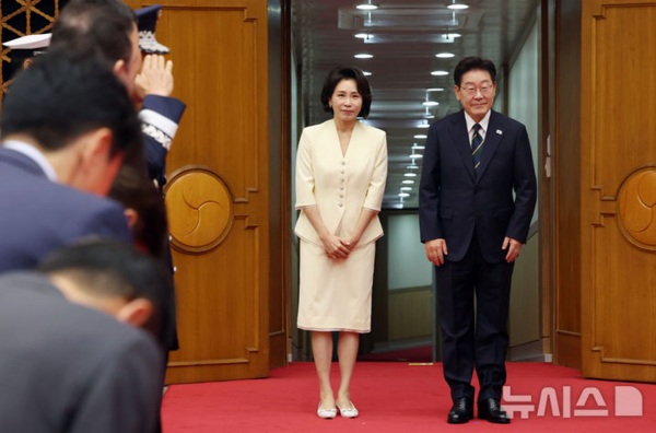 북대서양조약기구(NATO) 정상회의 참석 및 몽골을 국빈 방문하는 이재명 대통령과 김혜경 여사가 7일 경기 성남 서울공항에서 출국하며 인사하고 있다. 뉴시스