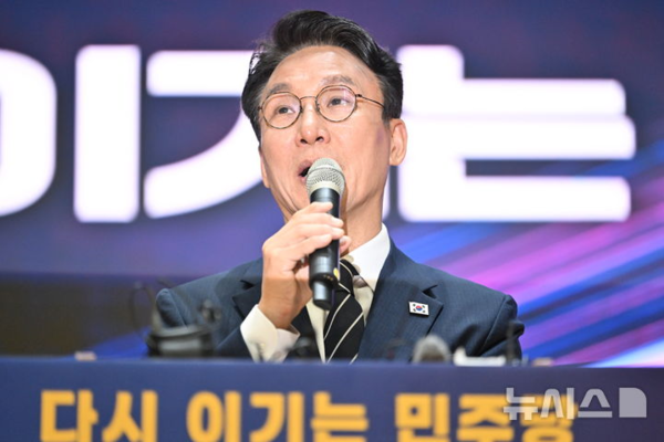 &nbsp;김민석 전 국무총리가 6일 오전 전남광주 동구 전일빌딩 245에서 더불어민주당 당대표 선거 출마 선언을 하고 있다.뉴시스