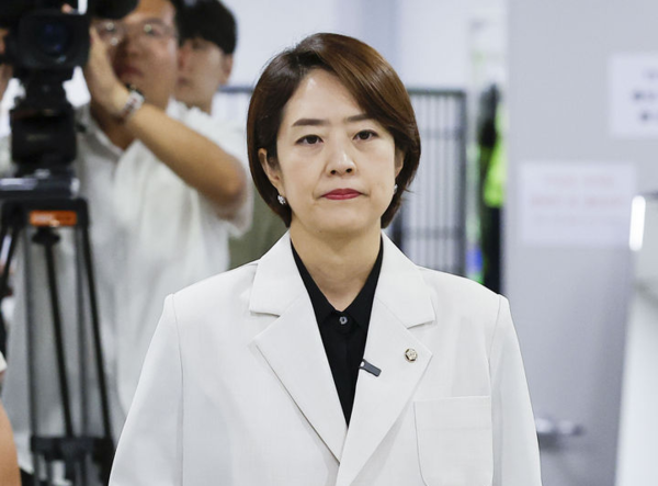 &nbsp;고민정 더불어민주당 의원이 8일 서울 여의도 국회 소통관에서 당대표 출마 기자회견을 하기 위해 이동하고 있다. 뉴시스